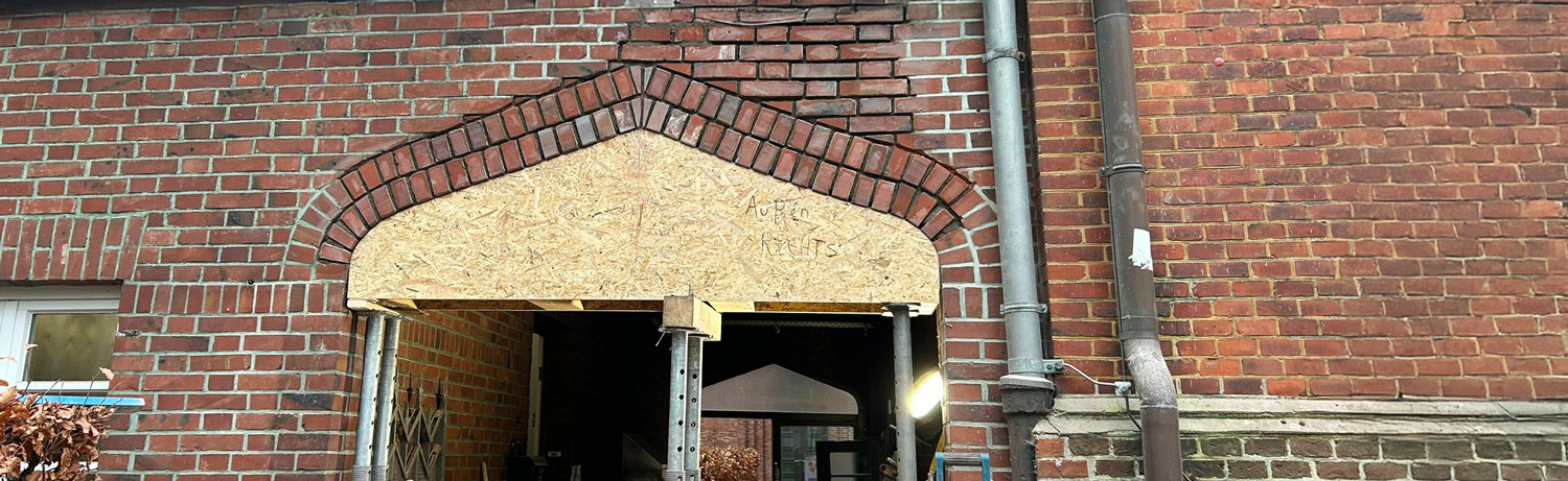 Ein Fenstersturz, der gerade saniert wird.
